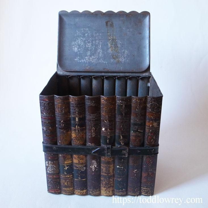 美味しい文学をどうぞ/ Antique Biscuit Tin HUNTLEY & PALMERS