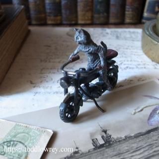 ٤Ӱǭ饤/ Vintage Cold Painted Vienna Bronze Cat on Motorcycle