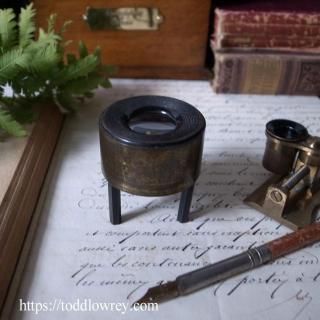 ä / Antique Brass Desktop Magnifying Glass