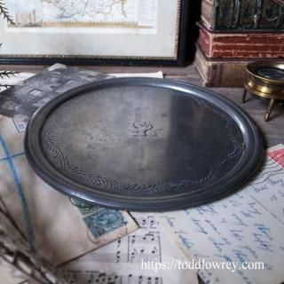 ɴäβ饤󤬸ϼԤζ / Antique Pewter Round Tray with Lion