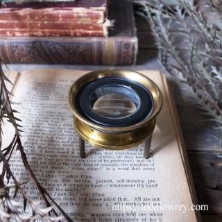 ȥꥢδݤ󥺤鸫 / Antique Victorian Brass Desktop Tripod Magnifying Glass