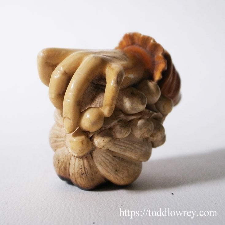 豊穣を掴む小さな左手/ Antique Victorian Carved Pipe Bowl