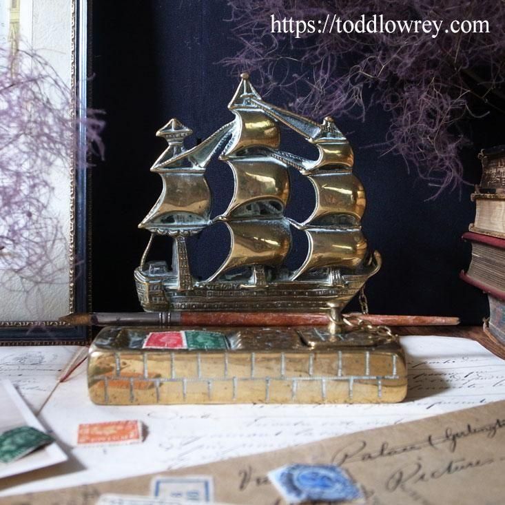 デスクを埠頭に仕立ててみる/ Antique Brass Desk Tidy - Todd