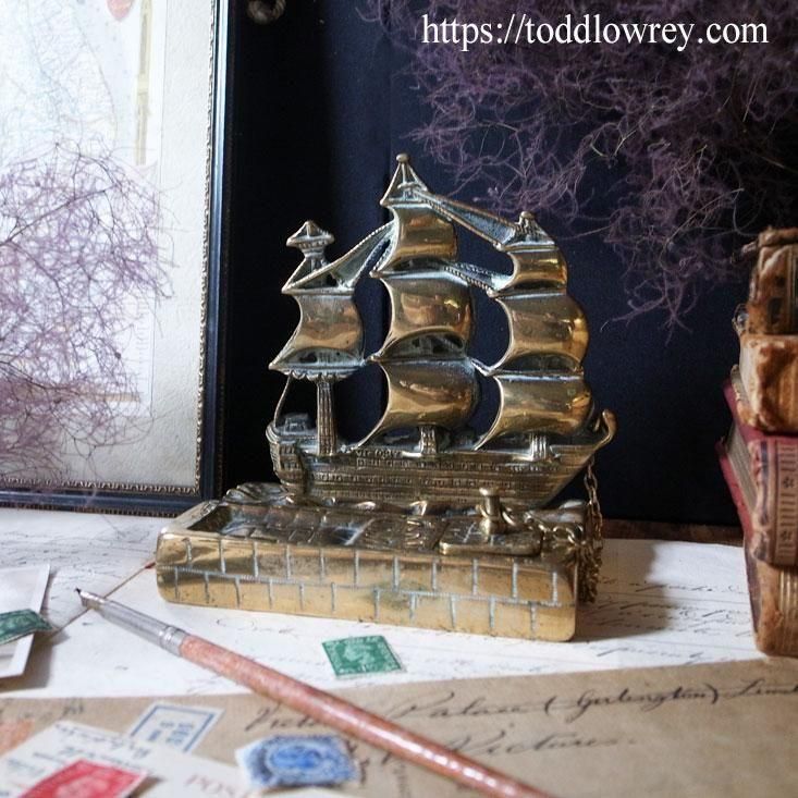 デスクを埠頭に仕立ててみる/ Antique Brass Desk Tidy - Todd