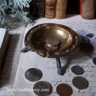 ­ǤäƤ/ Antique Pin Dish on Stand Horse Shoe Motif