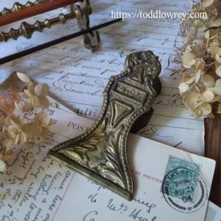 ꡼ȥꥢΤΩƥ/ Antique Early Victorian Brass Letter Clip