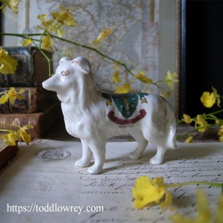 温泉の町からきた白い犬 / Antique Crested China Dog 