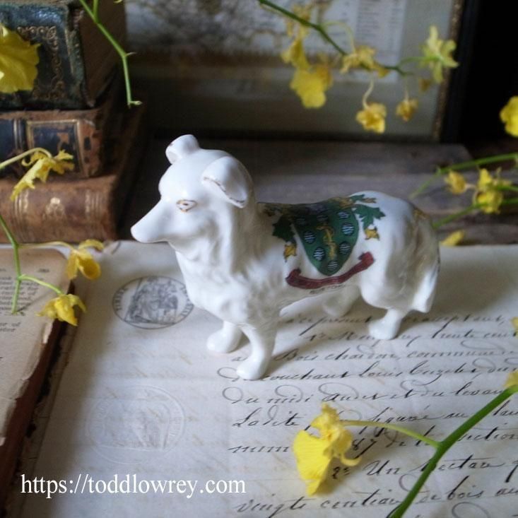 温泉の町からきた白い犬 / Antique Crested China Dog 