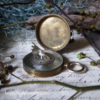 ĻƳۻ / Antique Hunter Style Pocket Sundial Compass with Bird Gnomon 