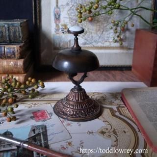 ƫ˹Ҥ򤫤֤äʥ٥ / Antique Victorian Counter Bell with Porcelain Press Knob