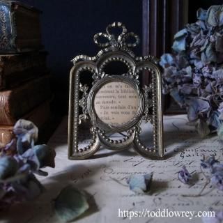 ͳϲȷڤ䤫/ Antique Brass Photo Stand Louis XVI Style