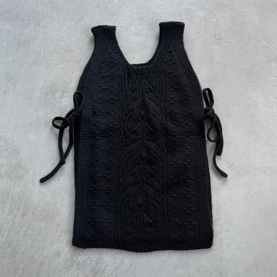 <img class='new_mark_img1' src='https://img.shop-pro.jp/img/new/icons13.gif' style='border:none;display:inline;margin:0px;padding:0px;width:auto;' />TOWAVASE Panier long vest black（2022AW）
