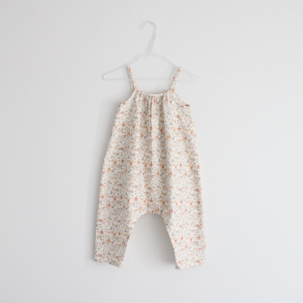 <img class='new_mark_img1' src='https://img.shop-pro.jp/img/new/icons14.gif' style='border:none;display:inline;margin:0px;padding:0px;width:auto;' />Sage flower shoulder strap romper 80