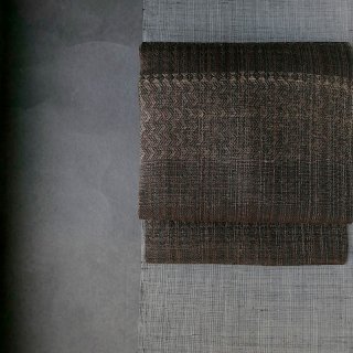 真木テキスタイルスタジオ（インド手織り布）名古屋帯　仕立て上がり  菱　墨染め