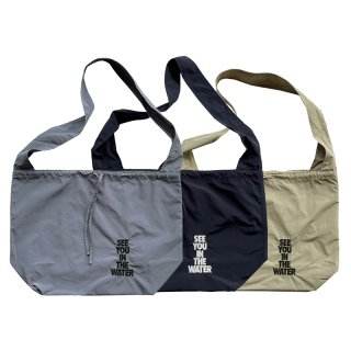 <img class='new_mark_img1' src='https://img.shop-pro.jp/img/new/icons14.gif' style='border:none;display:inline;margin:0px;padding:0px;width:auto;' />SEE YOU IN THE WATER RIPSTOP SHOULDER TOTE/MAGIC NUMBER マジックナンバー