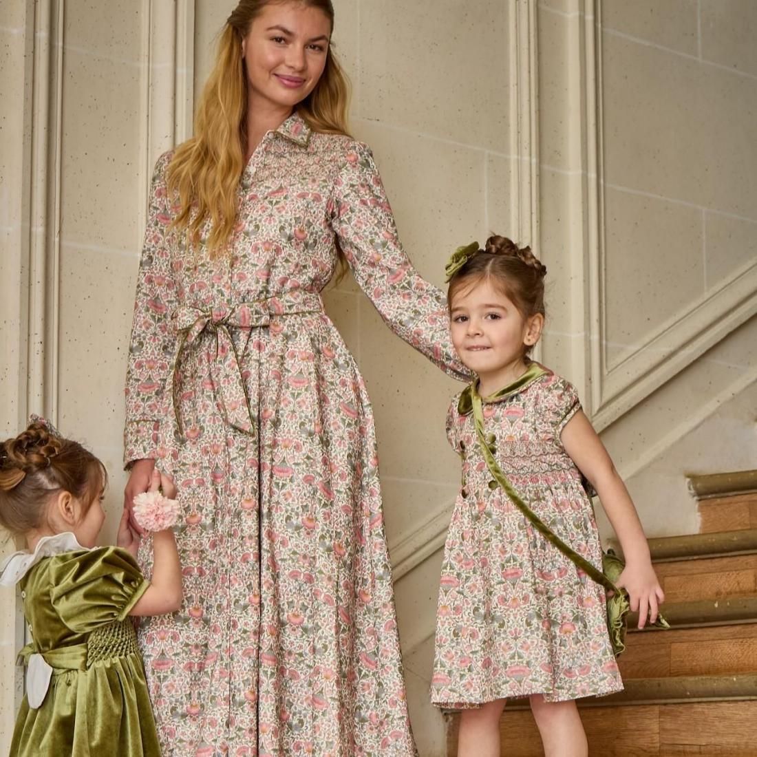 Kidiwi バロックフラワードレス|スモッキング - 一針一針、手刺繍で