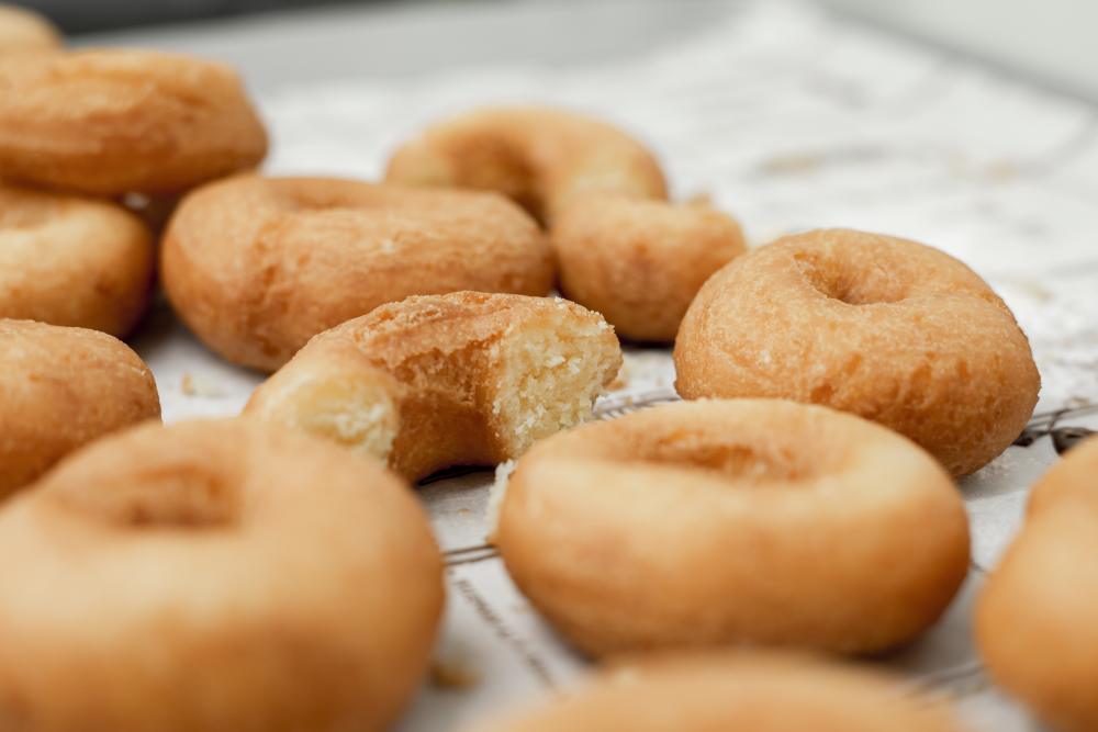 米粉ドーナツはお店スタッフのひとつひとつ手作り。材料はもとより、工場内にて一切小麦粉を使っておりません。