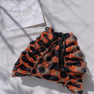 巾着(サイズ中)ブラック・オレンジ刺繍