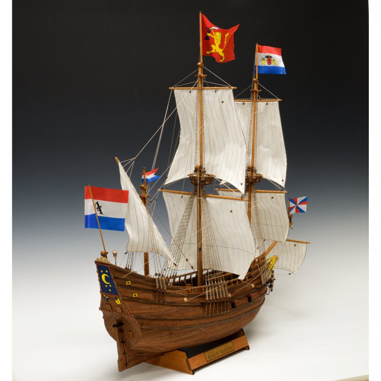 木製帆船模型 ハーフムーン（1/40スケール・全長 730mm・完成重量 930g）