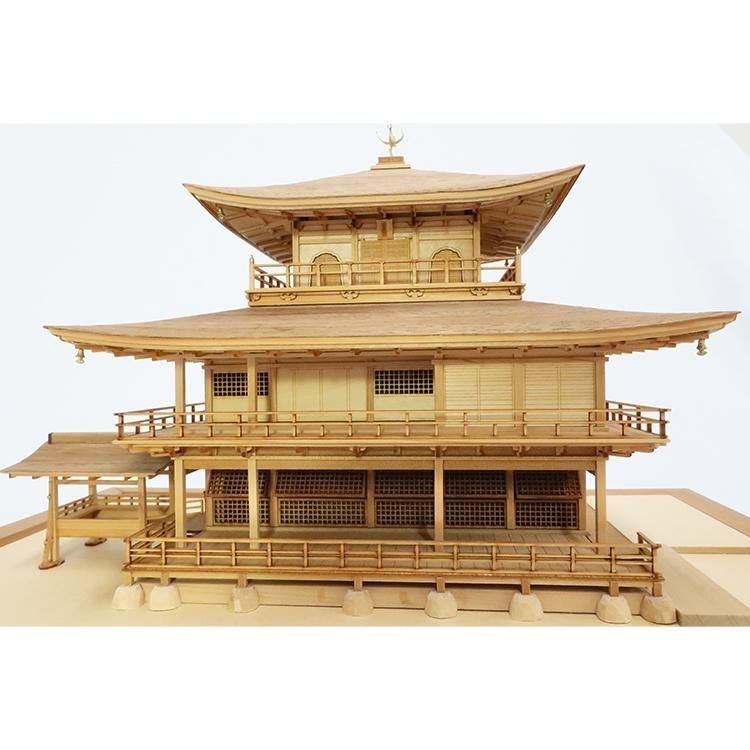 ヴィンテージ鹿の像 牡鹿半島の浜辺に佇む、大きな白い鹿のオブジェ「White Deer