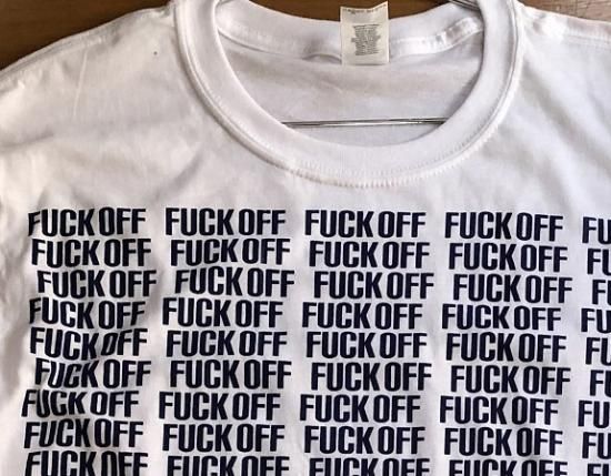 よこ様 シャツ F白 7月fuck off T-シャツ（白ボディ×黒プリント） - 柳家商店