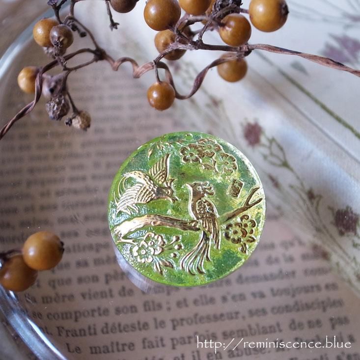 楽園の鳥をガラスに閉じ込めて Vintage Glass Button Bird From Czech Republic Reminiscence Antiques Collectable