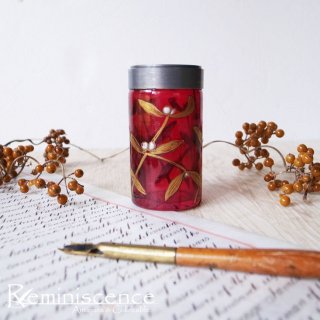 神聖なるヤドリギを纏うクランベリーグラス / Antique Pewter Rim Cranberry Glass Vase with Mistletoe
