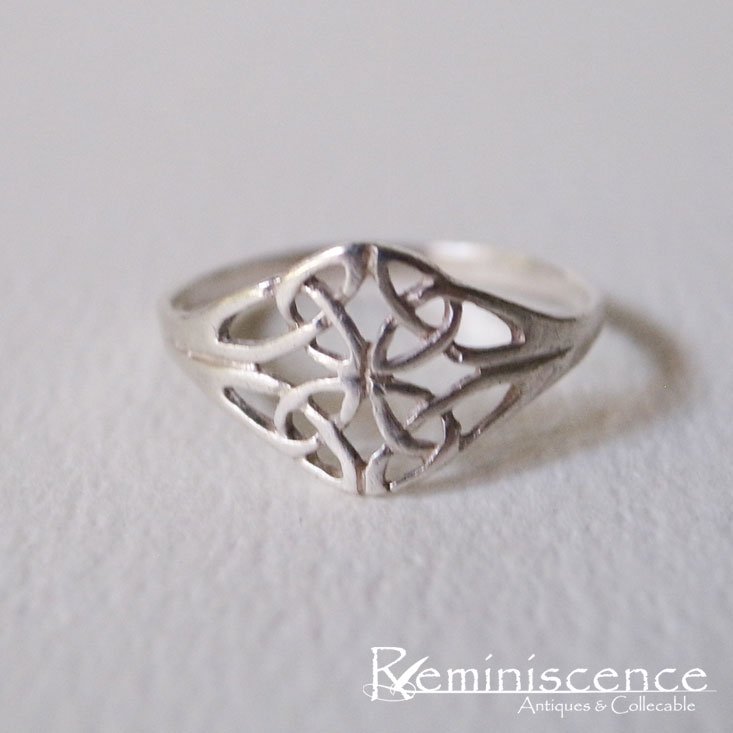 ケルトの聖なる木を象徴する銀の指輪 /