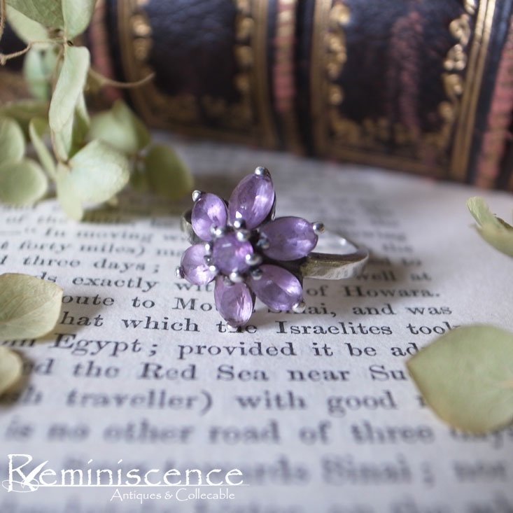 パープルの小花を指に咲かせて / Vintage Amethyst Glass Flower Cluster Silver Ring -  Reminiscence 　Antiques&Collectable