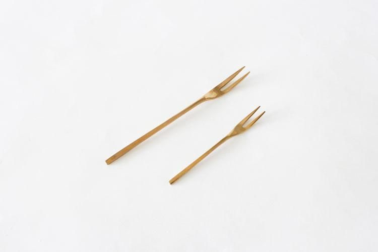 銀の持ち手に美しい黄銅のフォーク２点（デザート、オードブル用） 銀の持ち手に美しい黄銅のフォーク2点（デザート、オードブル用）