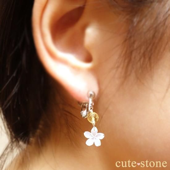 【Ange Blanc】 ホワイトシェルのフラワー シトリンのピアス イヤリングの写真3 cute stone