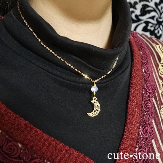 レインボームーンストーンの三日月ネックレス【Luna Magic