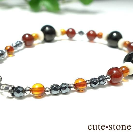 【古の刻印】ジェット ヘソナイト アンバー リバーストーン ヘマタイトのブレスレットの写真1 cute stone