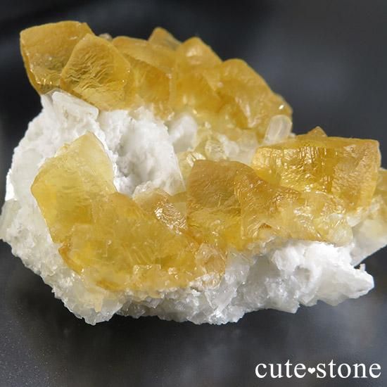 インド産イエローカルサイトオンリバーストーンの写真2 cute stone