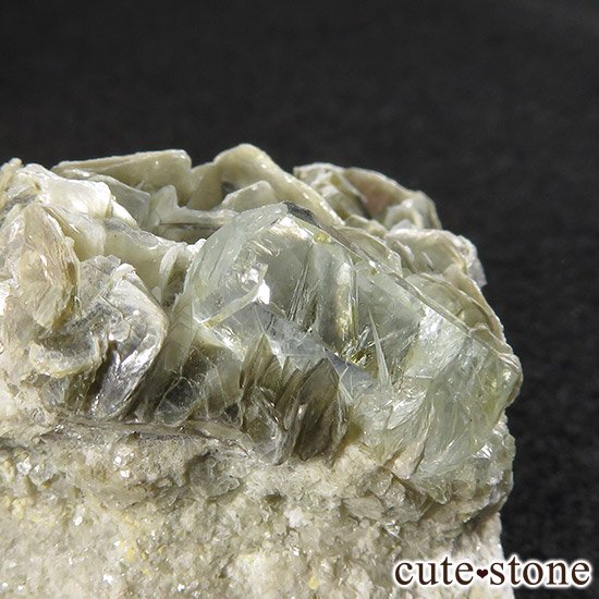 パキスタン産アクアマリンの母岩付き原石 77gの写真2 cute stone