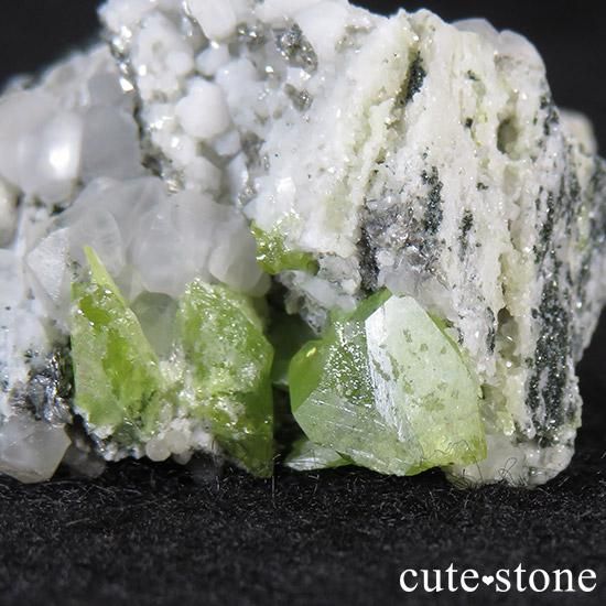 スフェーンの母岩付き原石 14.9g の写真1 cute stone