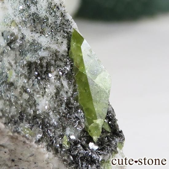 パキスタン スカルドゥ産 スフェーンの母岩付き原石（標本） 86g