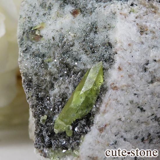 パキスタン スカルドゥ産 スフェーンの母岩付き原石（標本） 86g