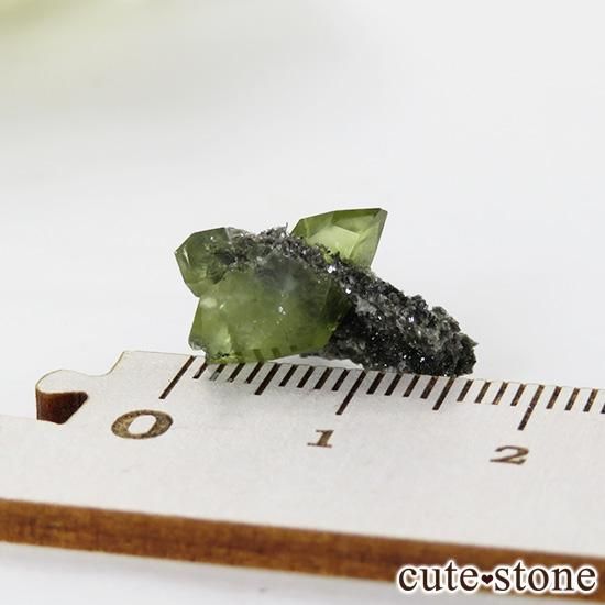 パキスタン スカルドゥ産 スフェーンの母岩付き原石（標本） 1.2g