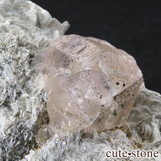 パキスタン フンザ産 ピンクフローライトの母岩付き原石 147g - cute stone