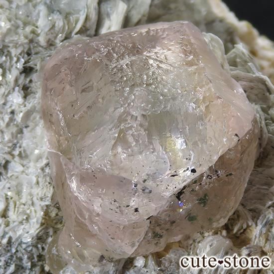 パキスタン フンザ産 ピンクフローライトの母岩付き原石 147gの写真1 cute stone