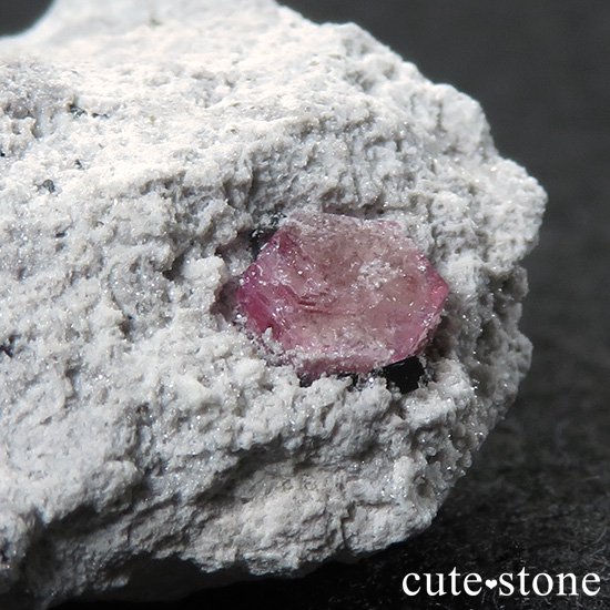 ユタ州産 レッドベリルの母岩付き結晶（原石） 18.3g