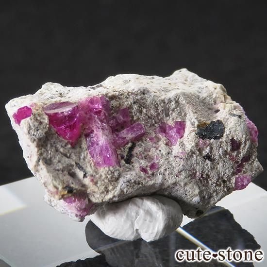 ユタ州産 レッドベリル（ビクスバイト）の母岩付き結晶'（原石