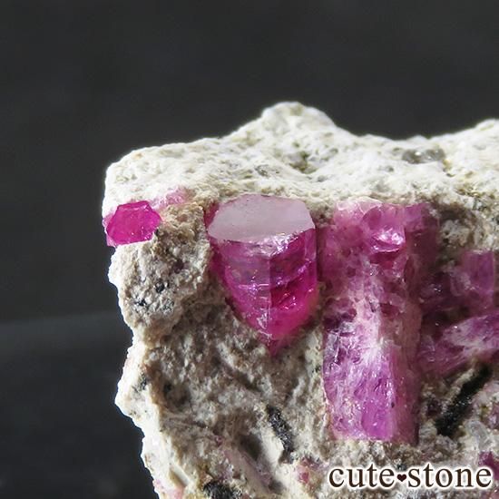 ユタ州産 レッドベリル（ビクスバイト）の母岩付き結晶'（原石