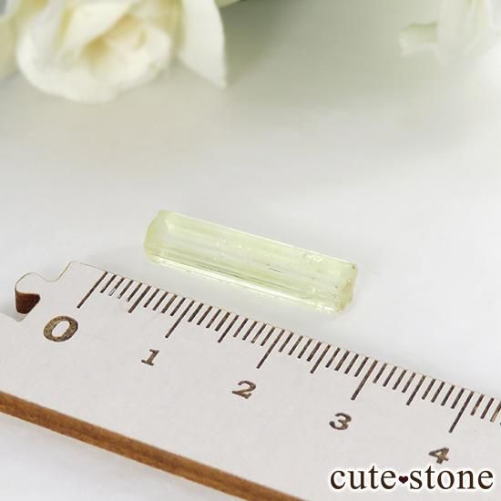 ベトナム産 ヘリオドールの単結晶（原石）- cute stone -