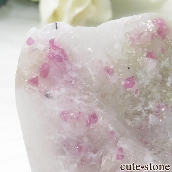 ベトナム産 ピンクスピネルの母岩付き結晶 (原石) 84g - cute