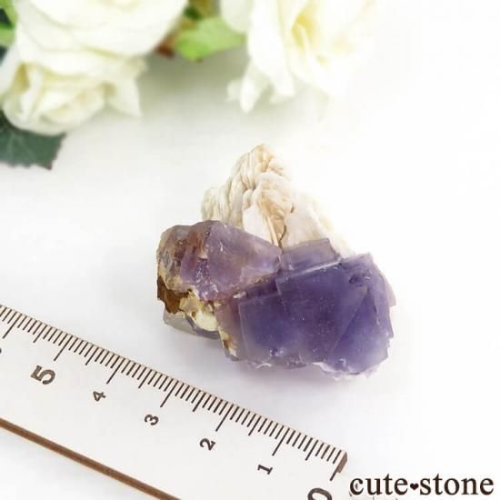 スペイン ベルベス産 赤く蛍光するパープルフローライトの原石（鉱物