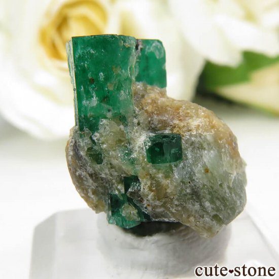 パキスタン スワート産の母岩付きエメラルドの原石（標本） 2.3g - cute stone -