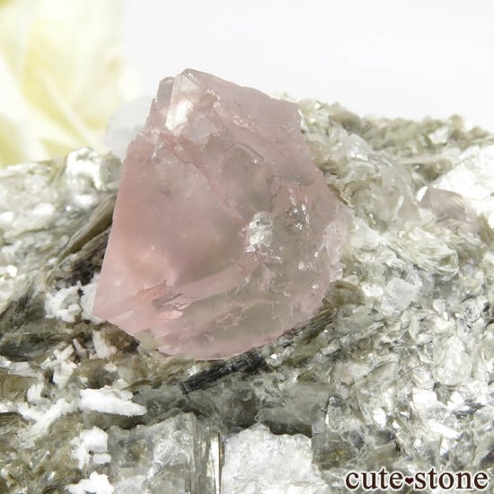 パキスタン Chumar Bakhoor産 ピンクフローライト＆スペサルティンガーネットの母岩付き結晶（原石） 147g