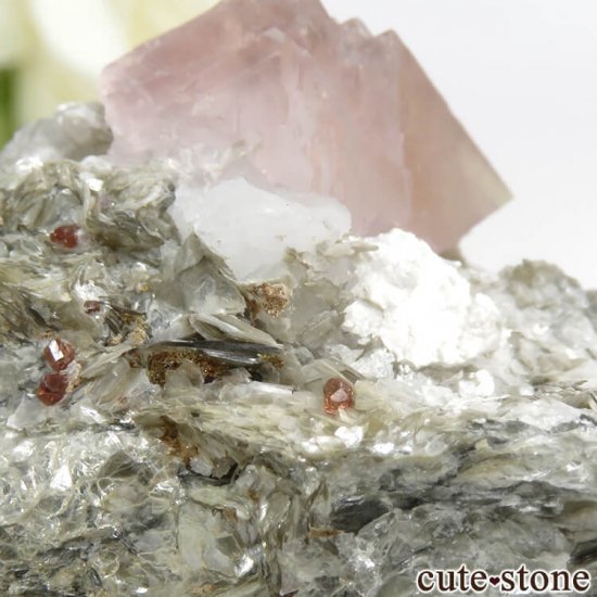 パキスタン Chumar Bakhoor産 ピンクフローライト＆スペサルティンガーネットの母岩付き結晶（原石） 147gの写真3 cute stone